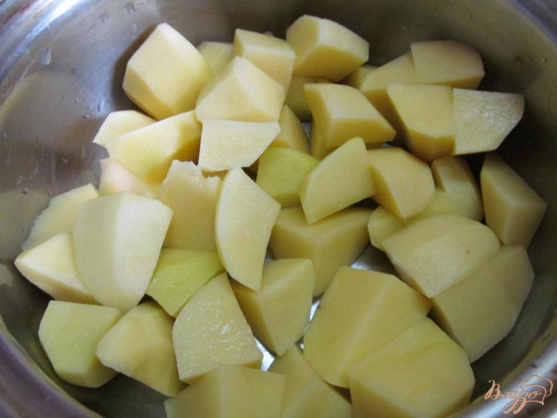 Фото приготовление рецепта: Картофель с фаршем из вареного мяса шаг №2