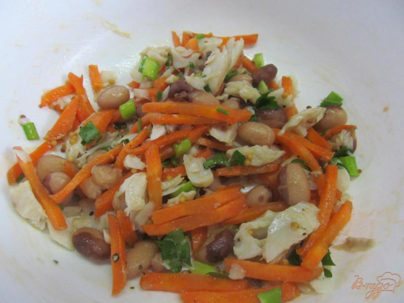 Фото приготовление рецепта: Салат с фасолью и рыбой шаг №7