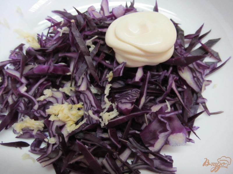 Фото приготовление рецепта: Капустный салат с бужениной и сухариками шаг №3