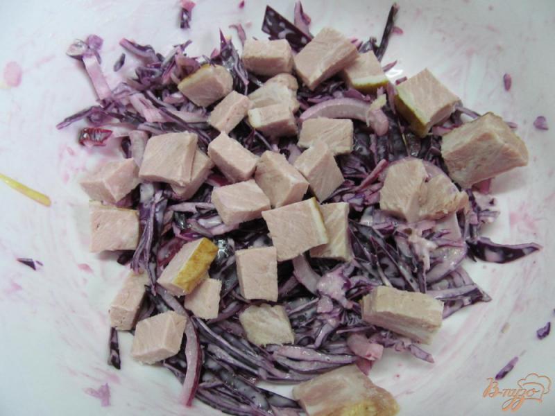 Фото приготовление рецепта: Капустный салат с бужениной и сухариками шаг №5