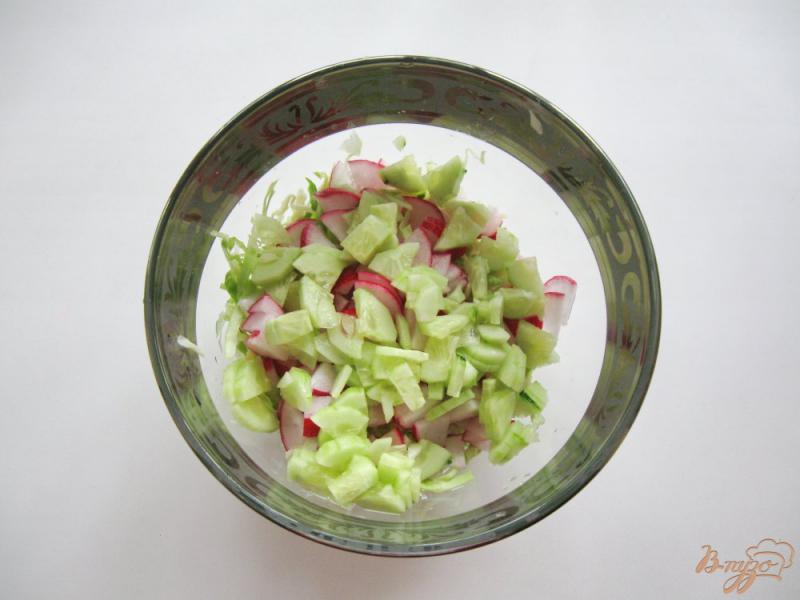 Фото приготовление рецепта: Салат с молодой капустой шаг №3