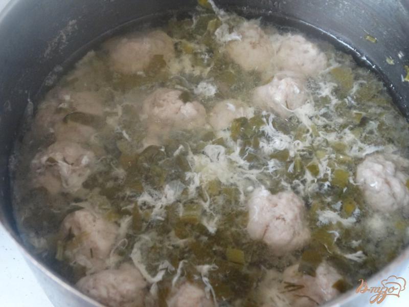 Фото приготовление рецепта: Зеленый суп с фрикадельками шаг №6