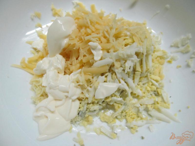 Фото приготовление рецепта: Салат с курицей сыром и помидором шаг №2