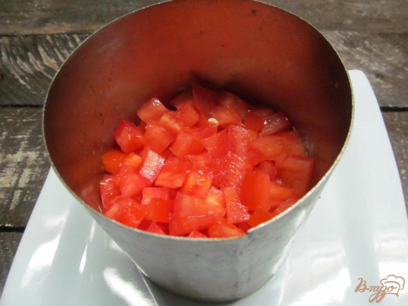 Фото приготовление рецепта: Салат с курицей сыром и помидором шаг №6