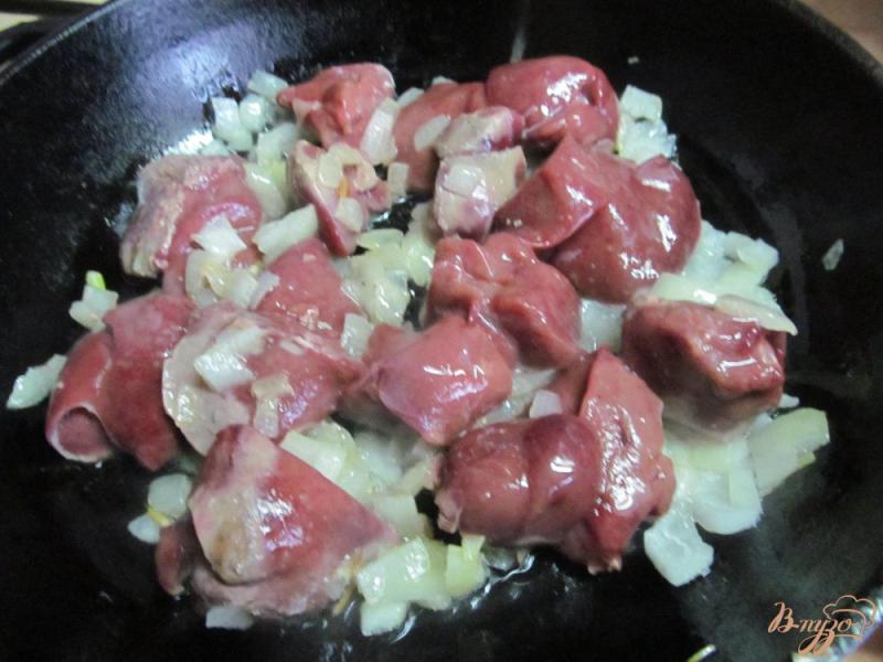 Фото приготовление рецепта: Куриная печень с горошком в соево-сырном соусе шаг №2