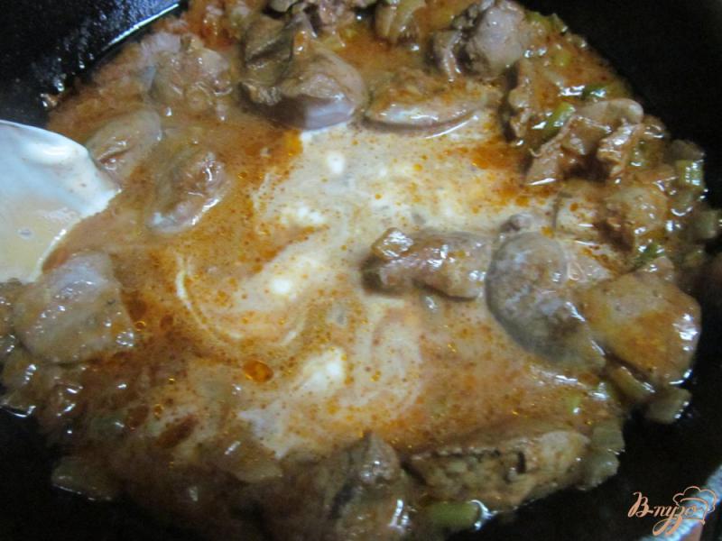 Фото приготовление рецепта: Куриная печень с горошком в соево-сырном соусе шаг №5