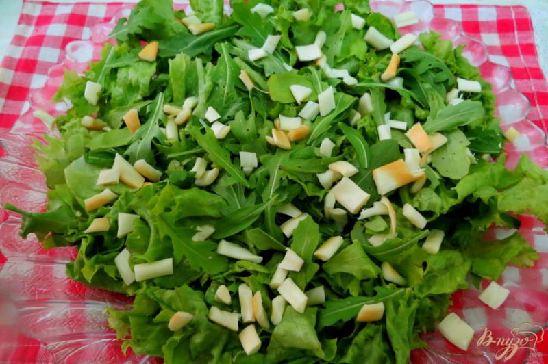 Фото приготовление рецепта: Салат весенний с копчёным сыром шаг №3