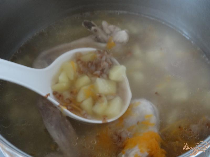 Фото приготовление рецепта: Суп со щавелем и гречкой шаг №3