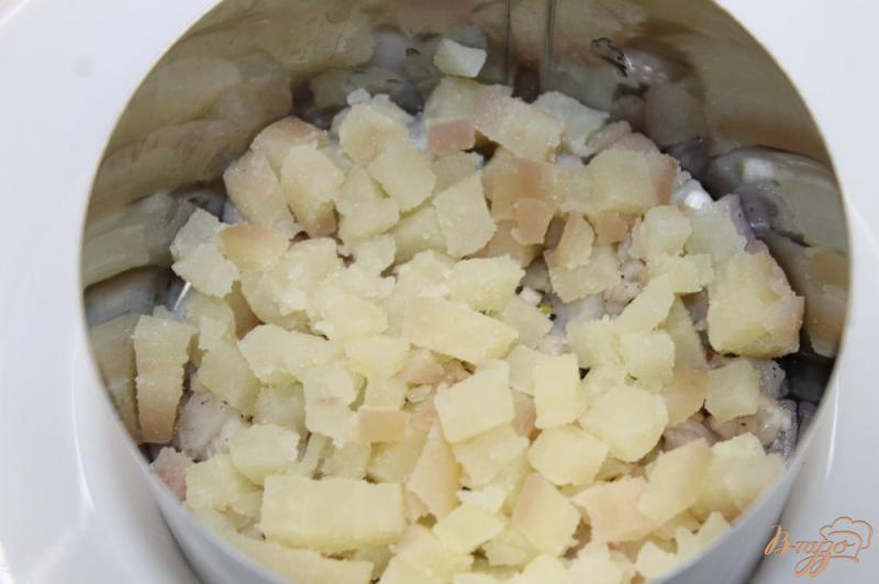 Фото приготовление рецепта: Сельдь под шубой с соусом айоли и перепелиным яйцом шаг №3
