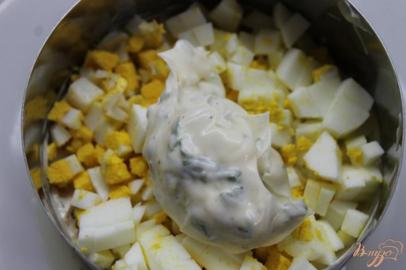 Фото приготовление рецепта: Сельдь под шубой с соусом айоли и перепелиным яйцом шаг №7