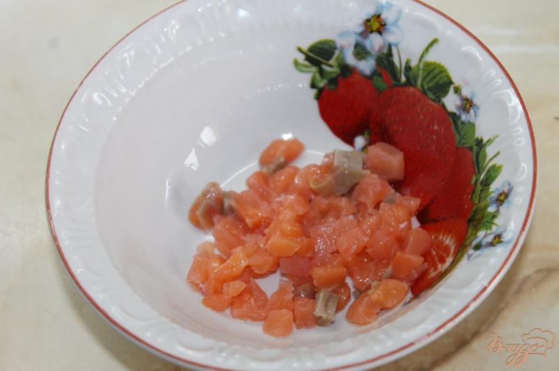 Фото приготовление рецепта: Свекольная закуска с начинкой из красной рыбы и зелени шаг №3