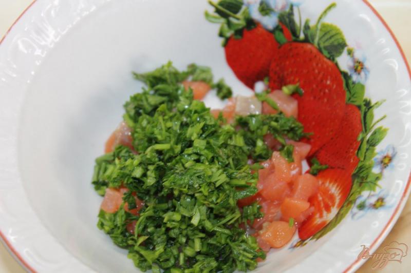 Фото приготовление рецепта: Свекольная закуска с начинкой из красной рыбы и зелени шаг №4