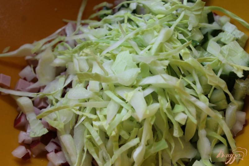 Фото приготовление рецепта: Сытный капустный салат с вареной колбасой и сухариками шаг №5