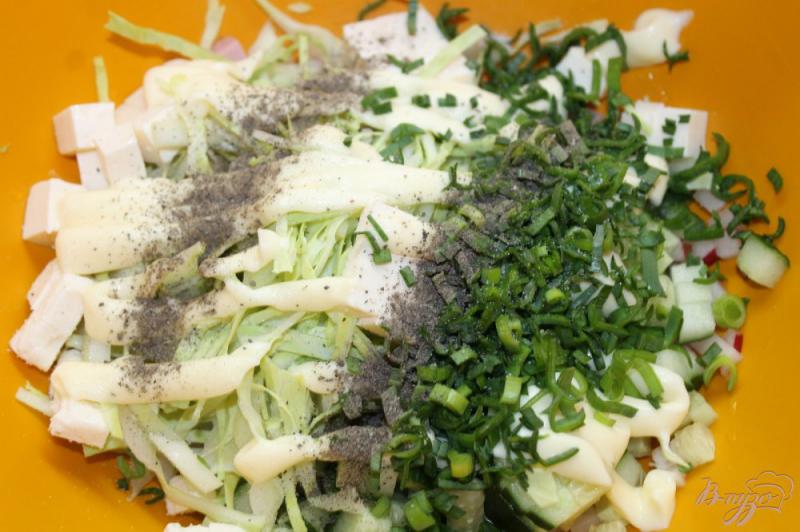 Фото приготовление рецепта: Сытный капустный салат с вареной колбасой и сухариками шаг №7