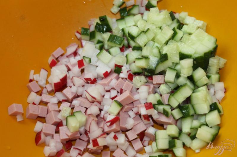 Фото приготовление рецепта: Сытный капустный салат с вареной колбасой и сухариками шаг №4