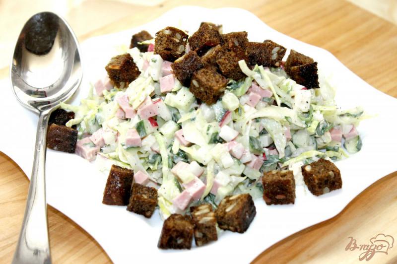 Фото приготовление рецепта: Сытный капустный салат с вареной колбасой и сухариками шаг №8