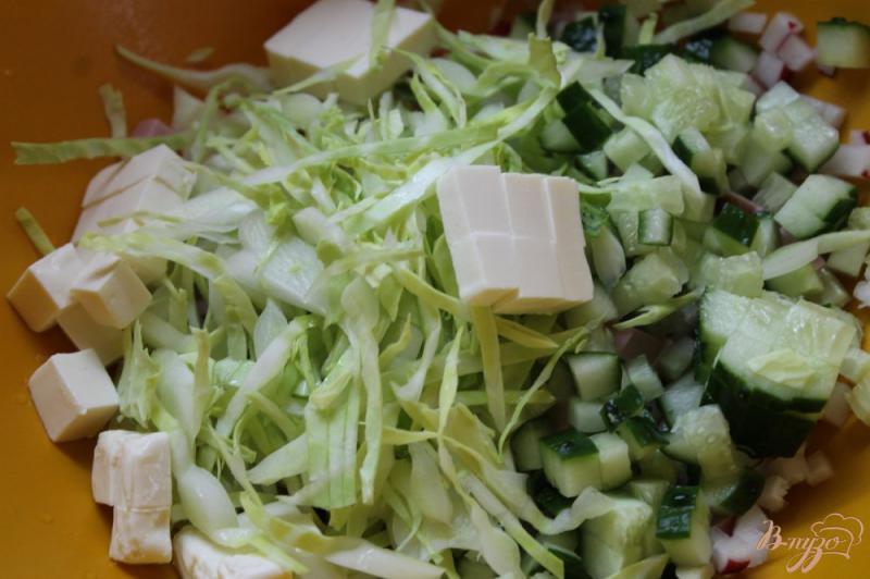 Фото приготовление рецепта: Сытный капустный салат с вареной колбасой и сухариками шаг №6