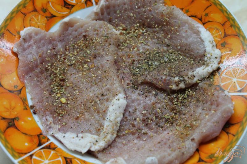 Фото приготовление рецепта: Жаренная свинина с ароматными травами шаг №2