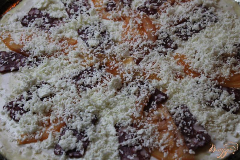 Фото приготовление рецепта: Пицца с брынзой и сырокопченой колбасой шаг №5