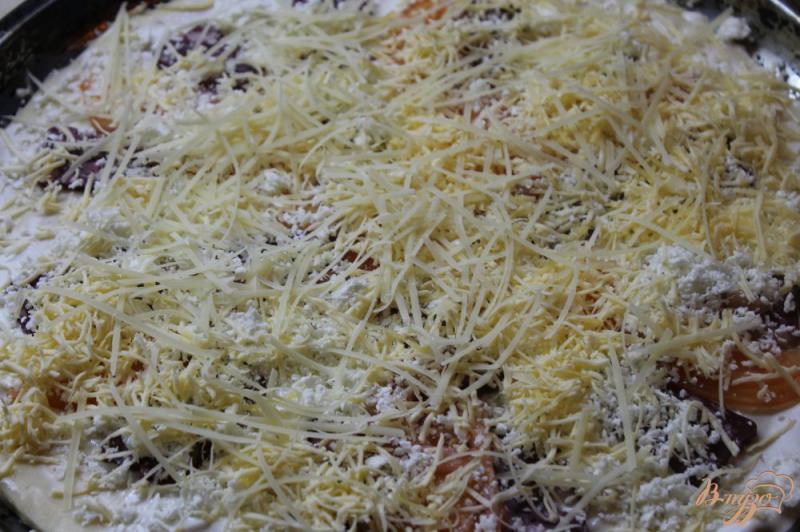 Фото приготовление рецепта: Пицца с брынзой и сырокопченой колбасой шаг №6