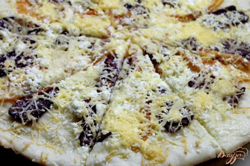 Фото приготовление рецепта: Пицца с брынзой и сырокопченой колбасой шаг №7