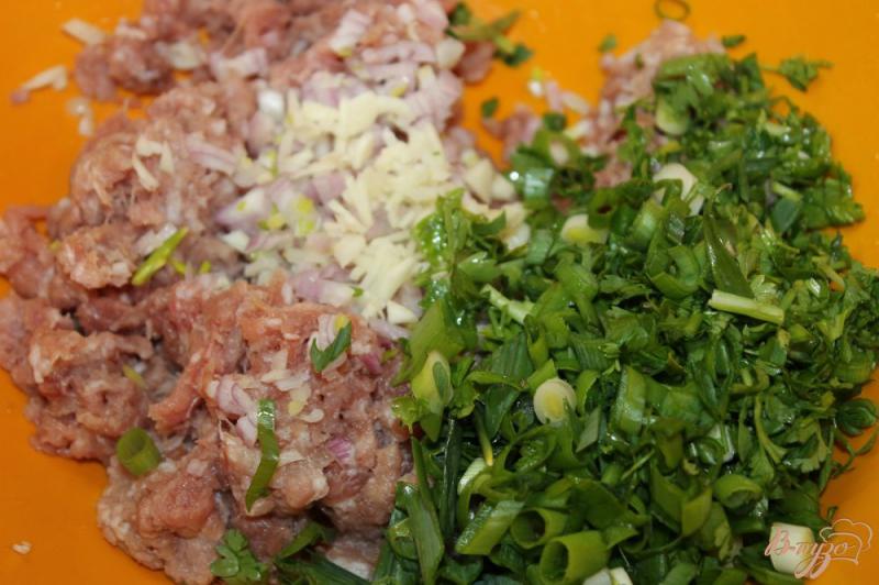 Фото приготовление рецепта: Медальоны со свинины с зеленью и перцем чили шаг №3