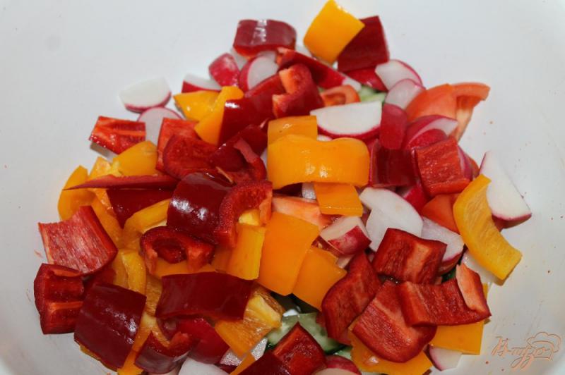 Фото приготовление рецепта: Домашний салат из овощей и сыра чеддер шаг №2
