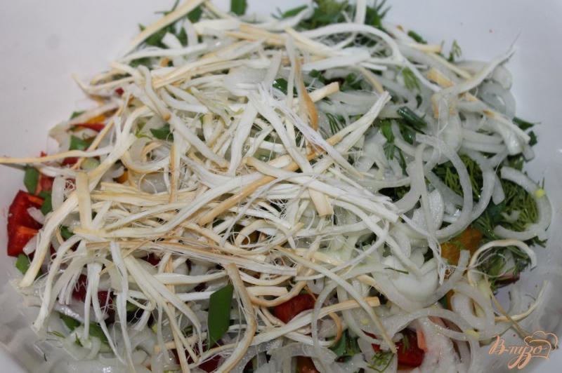 Фото приготовление рецепта: Домашний салат из овощей и сыра чеддер шаг №4