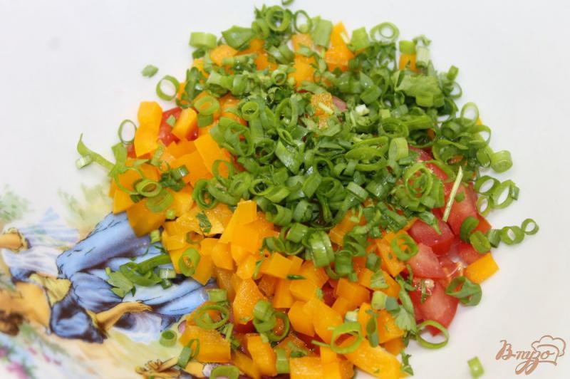 Фото приготовление рецепта: Гренки с овощами и консервированным тунцом шаг №4