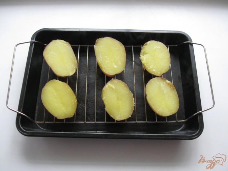 Фото приготовление рецепта: Печеный картофель с сыром и грибами шаг №7
