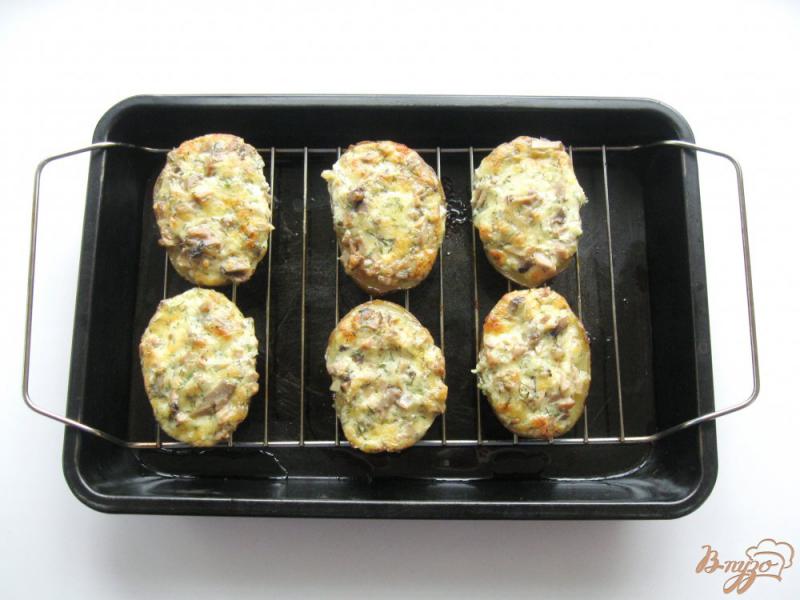 Фото приготовление рецепта: Печеный картофель с сыром и грибами шаг №9