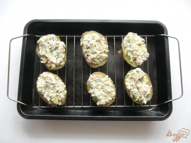 Фото приготовление рецепта: Печеный картофель с сыром и грибами шаг №8