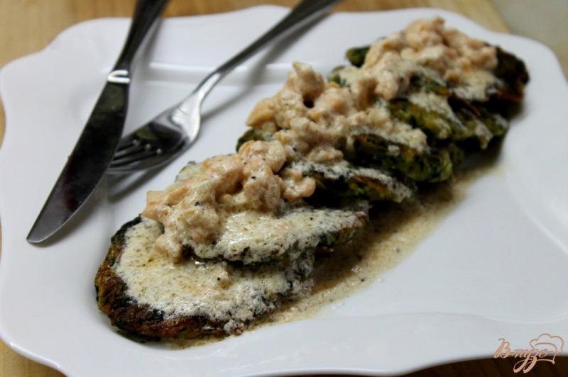 Фото приготовление рецепта: Драники со шпинатом и сливочным лососем шаг №8