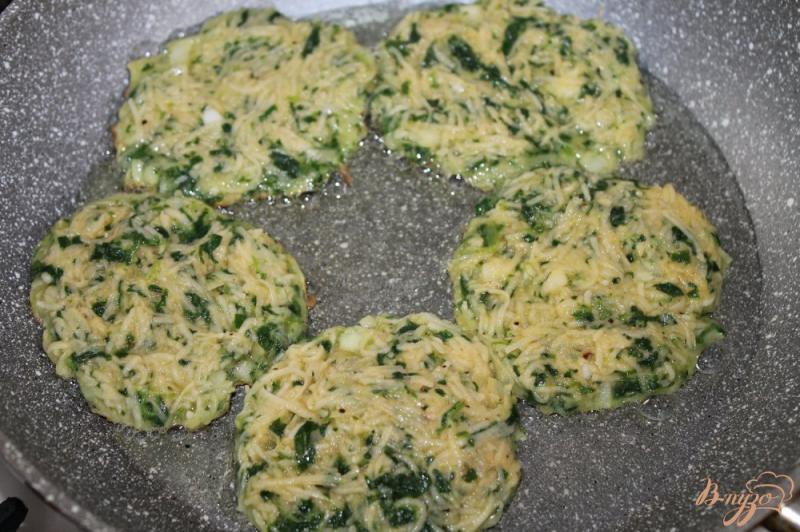 Фото приготовление рецепта: Драники со шпинатом и сливочным лососем шаг №5
