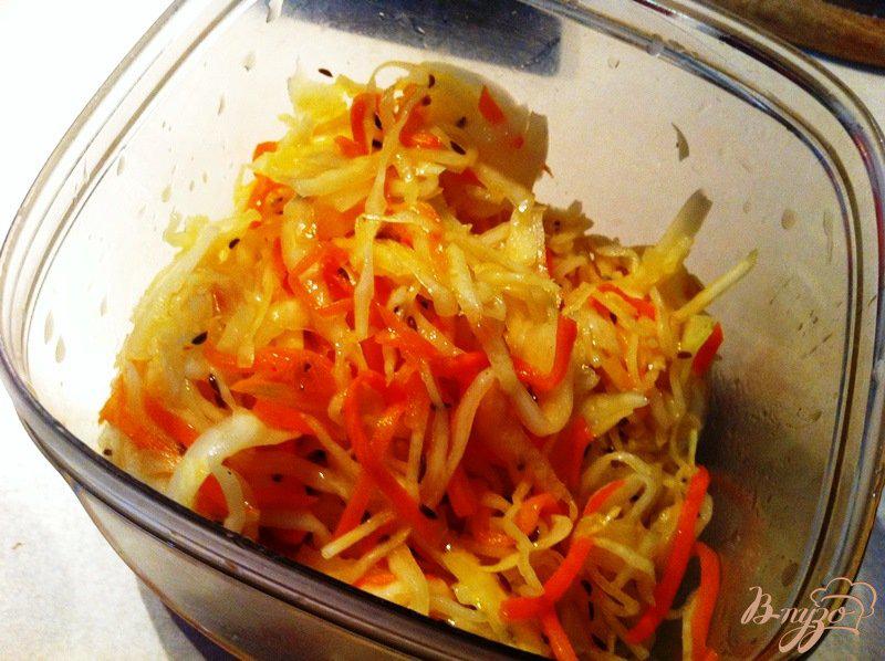 Фото приготовление рецепта: Салат из свежей капусты с тмином шаг №2