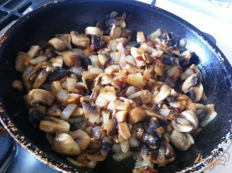 Фото приготовление рецепта: Салат птица с грибами шаг №3