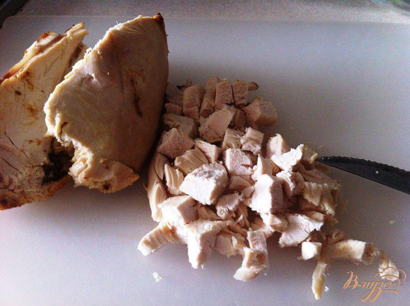 Фото приготовление рецепта: Салат птица с грибами шаг №4