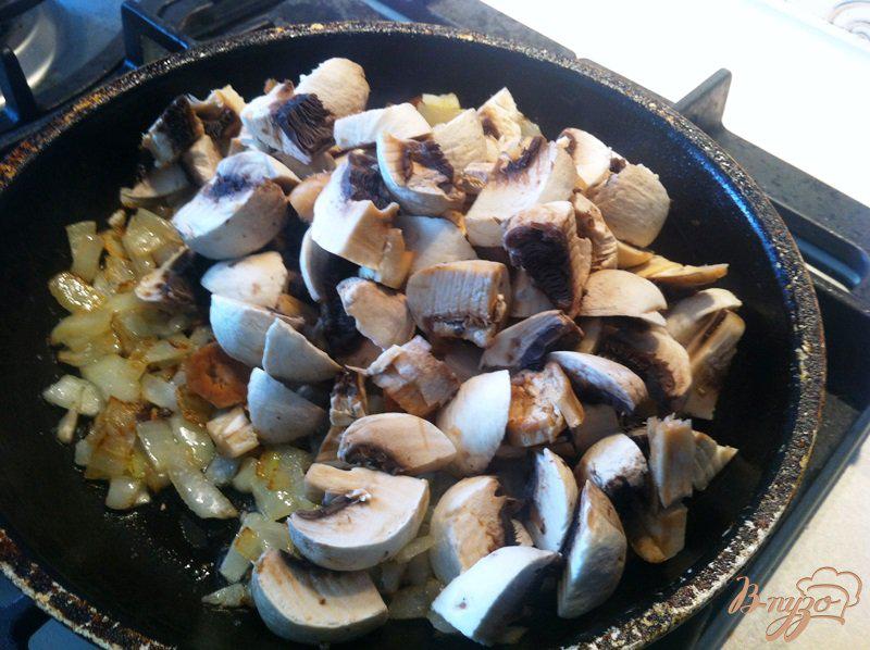 Фото приготовление рецепта: Салат птица с грибами шаг №2