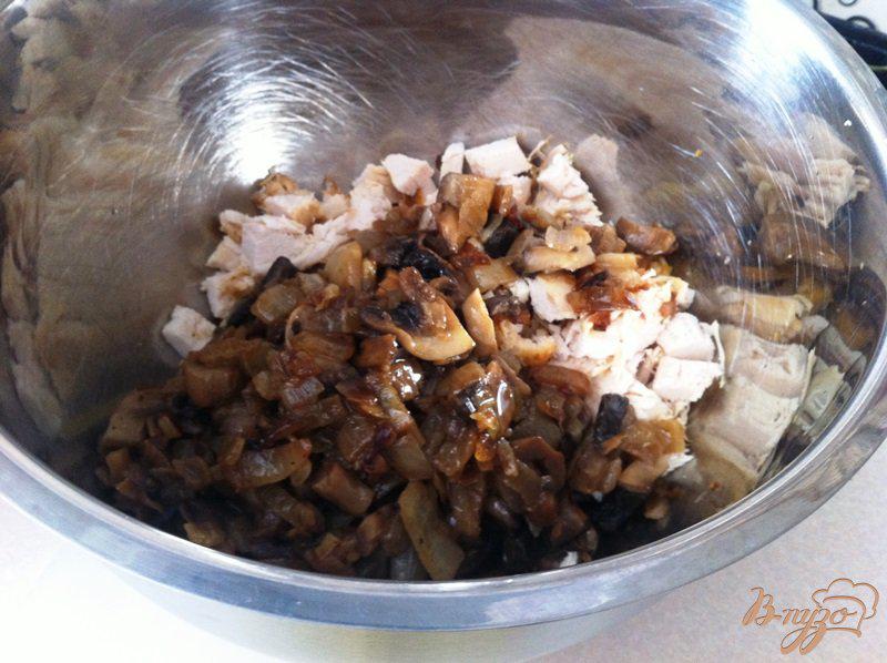 Фото приготовление рецепта: Салат птица с грибами шаг №5
