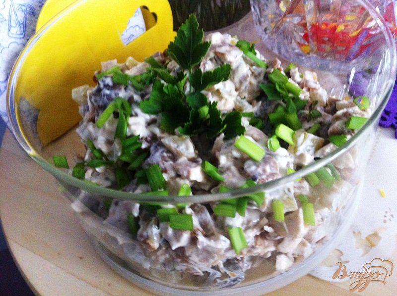 Фото приготовление рецепта: Салат птица с грибами шаг №8