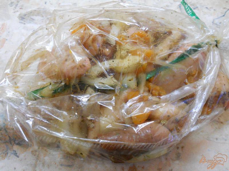 Фото приготовление рецепта: Куриные крылышки с мандаринами запеченные в рукаве шаг №4