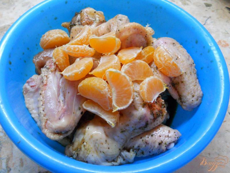 Фото приготовление рецепта: Куриные крылышки с мандаринами запеченные в рукаве шаг №2