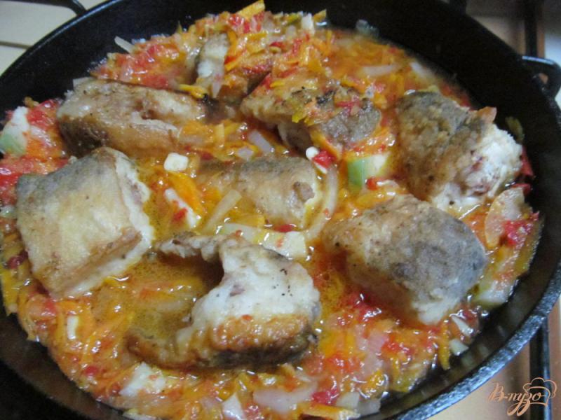 Фото приготовление рецепта: Тушеная рыба в овощном соусе шаг №4
