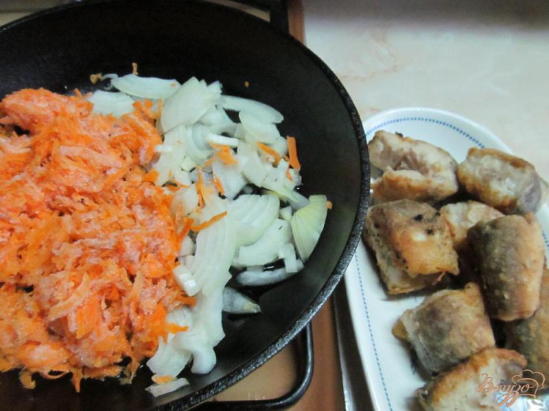 Фото приготовление рецепта: Тушеная рыба в овощном соусе шаг №2