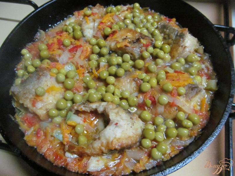 Фото приготовление рецепта: Тушеная рыба в овощном соусе шаг №5