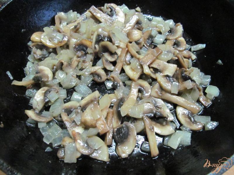 Фото приготовление рецепта: Пицца с грибами и редисом шаг №2