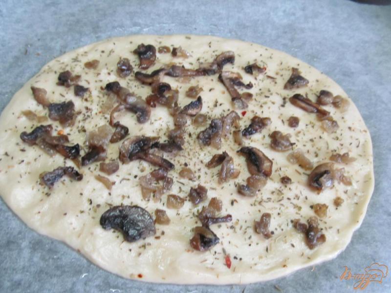 Фото приготовление рецепта: Пицца с грибами и редисом шаг №4