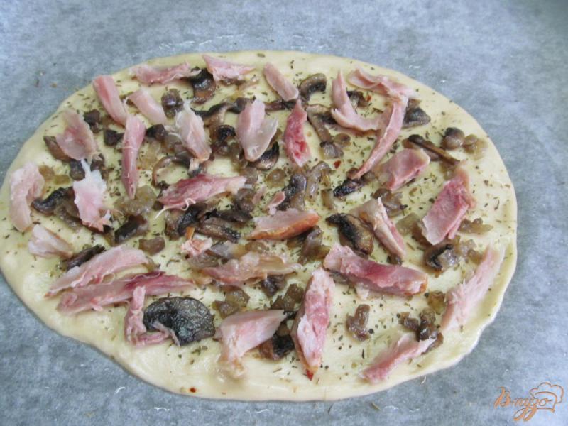 Фото приготовление рецепта: Пицца с грибами и редисом шаг №5