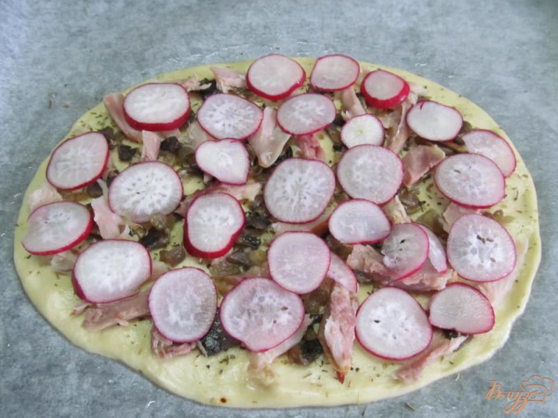 Фото приготовление рецепта: Пицца с грибами и редисом шаг №6