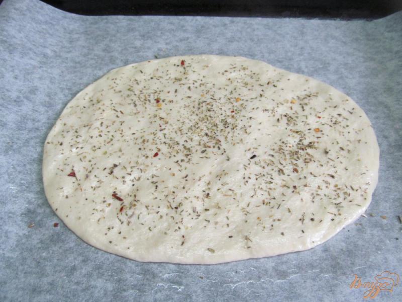 Фото приготовление рецепта: Пицца с грибами и редисом шаг №3